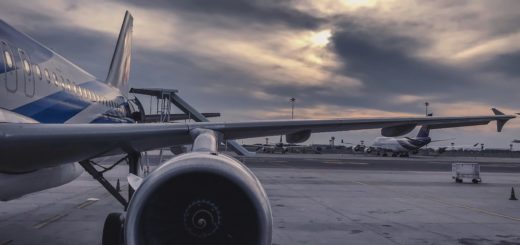 Avion en vol dans un ciel bleu, astuce pour billets d’avion moins chers