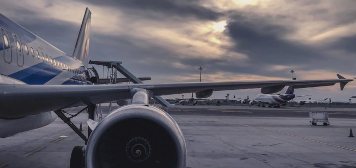 Avion en vol dans un ciel bleu, astuce pour billets d’avion moins chers